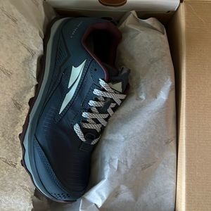 ALTRA lone peak time women’s 6 1/2 beautiful navy blue color. Never worn.